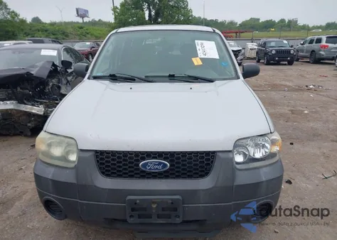 2005 Ford Escape Xls z USA, uszkodzony, nr VIN 1FMYU02Z15KB85699